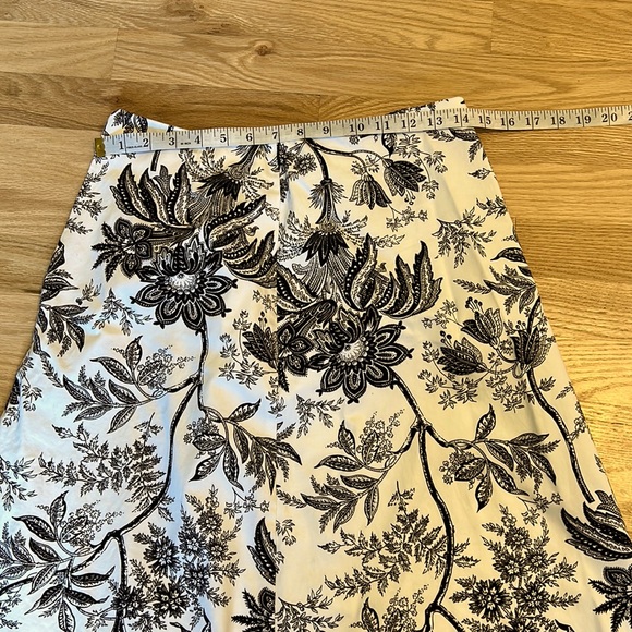 White and Black A- line skirt, size 4 - Picture 3 of 4